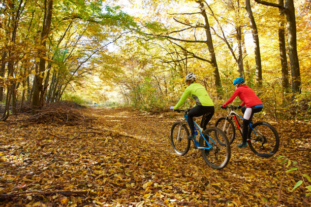 donna sportiva all'aperto - trail bike foto e immagini stock