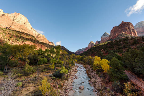 céu azul do rio & watchman vista, parque nacional de zion, utah - northern utah - fotografias e filmes do acervo