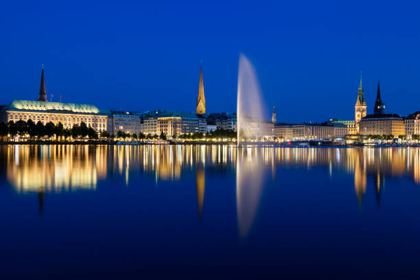 istock Hamburg Binnenalster At Night 880344172