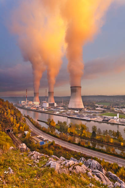 centrale nucléaire au coucher du soleil - tihange photos et images de collection