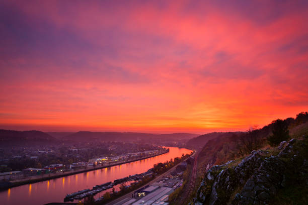 coucher de soleil rouge à la rivière de la meuse - tihange photos et images de collection