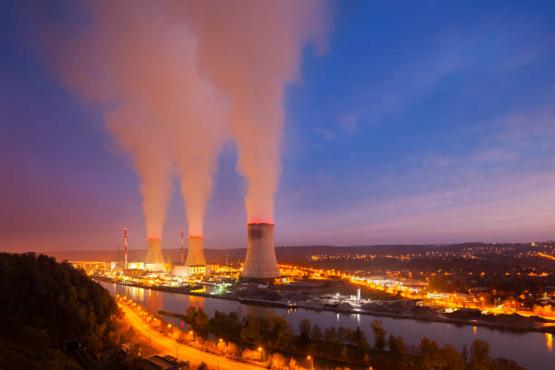 centrale nucléaire de nuit - tihange photos et images de collection