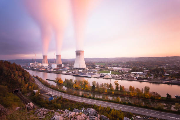 centrale nucléaire au coucher du soleil - tihange photos et images de collection