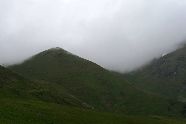 istock Mountains in Fog 880352834