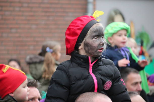 Children enjoying the arrival of sinterklaas in the ring canal in Nieuwerkerk aan den IJssel Nieuwerkerk aan den IJssel, Netherlands - november 25, 2017:  Sinterklaas (dutch Santa) and a lot of children during his arrival in Nieuwerkerk aan den IJssel. This is always a big party for children because on december 5 all children geet presents from him. This is an old Dutch folklore. zwarte piet stock pictures, royalty-free photos & images