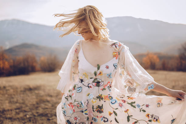 mulher bonita hippie dançando em um prado - floral dress - fotografias e filmes do acervo