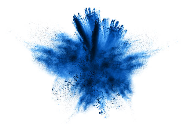 взрыв порошка. взрыв порошка. крупным планом взрыва частиц голубой пыли, изолированных на фоне - мелкий снег стоковые фото и изображения