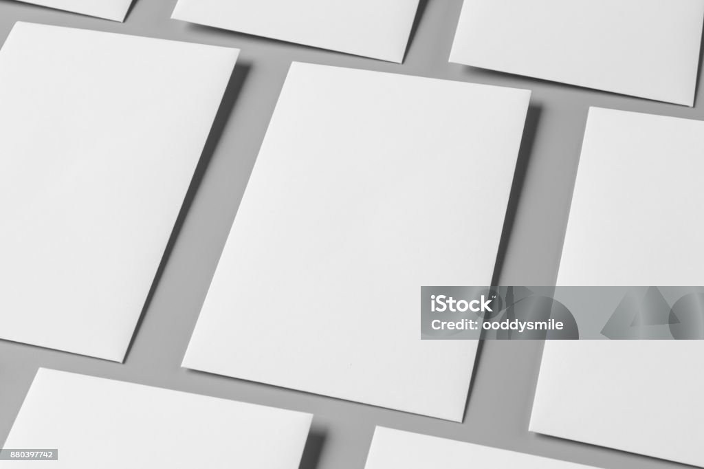 Retrato en blanco A4. Folleto revista aislado sobre fondo gris, cambiable / libro blanco aislado en gris - Foto de stock de Plantilla - Producto de arte y artesanía libre de derechos