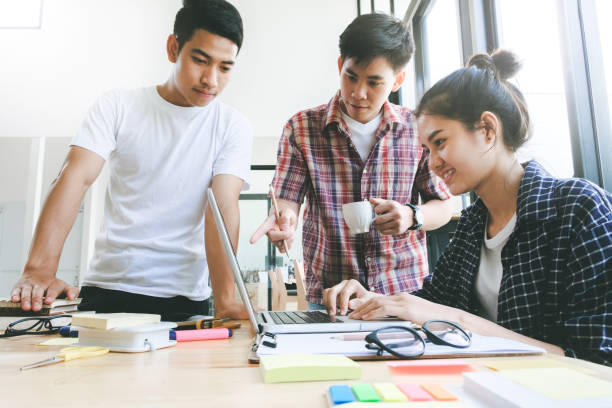 istock Businessmen teamwork brainstorming meeting. 880417456