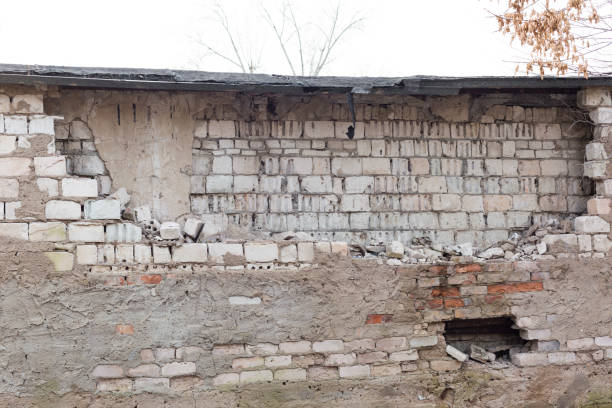 les voleurs voleurs brisé un mur de briques. - perestroika photos et images de collection