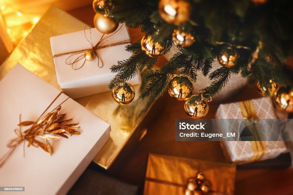 Schöne Weihnachtsbaum mit Beautifuly verpackt präsentiert Boxen unter ihm - Lizenzfrei Geschenk Stock-Foto