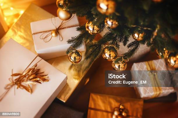 Schöne Weihnachtsbaum Mit Beautifuly Verpackt Präsentiert Boxen Unter Ihm Stockfoto und mehr Bilder von Geschenk