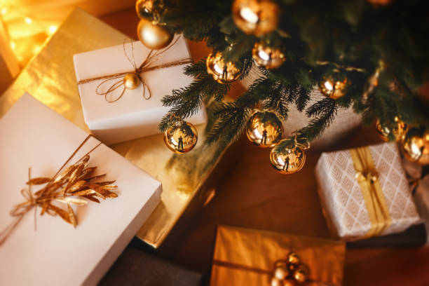 bel albero di natale con bellissime scatole regalo imballate sotto di esso - sotto foto e immagini stock