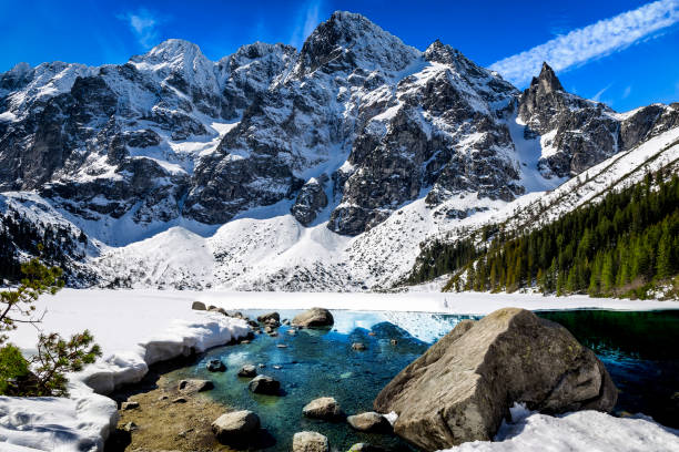 cena de inverno com morskie oko lago nas montanhas de tatra, polônia - tatra mountains zakopane lake mountain - fotografias e filmes do acervo