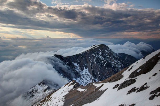 cascada-como las nubes que fluye hacia abajo la cresta escarpada de karavanke - cordillera karavanke fotografías e imágenes de stock