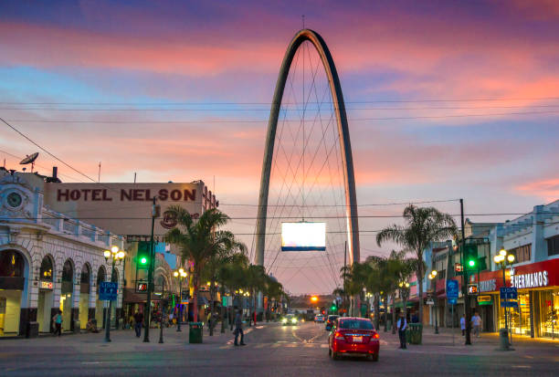 tijuana avenida revolucion avec l’arc millénaire - wondered photos et images de collection