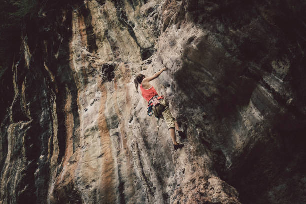 mulher alpinista rock - railay - fotografias e filmes do acervo