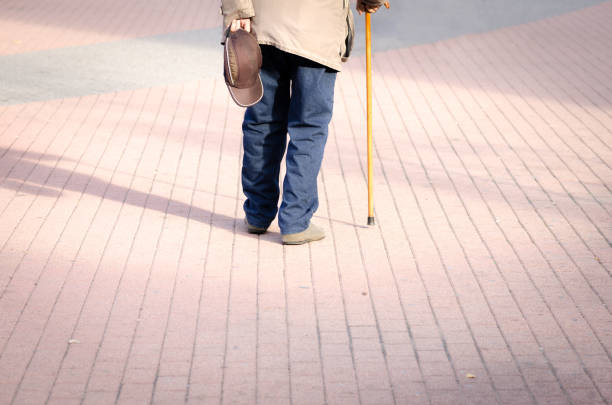 노인에서 다시 지팡이 보기와 함께 길을 걸합니다 - widows walk 뉴스 사진 이미지