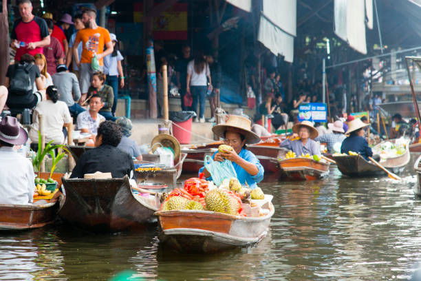 schwimmender markt, bangkok, thailand - stand up paddling stock-fotos und bilder