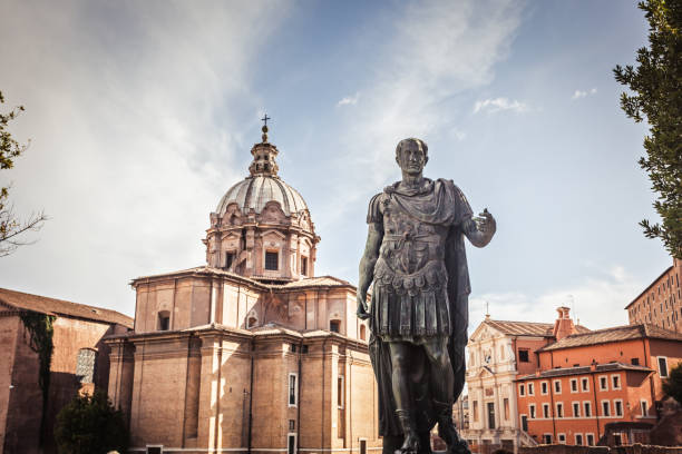 statua di giulio cesare a roma - caesar emperor rome stone foto e immagini stock