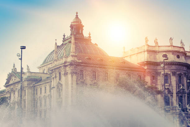 fontana di stachus a monaco di baviera, germania con effetto retrò - karlsplatz foto e immagini stock