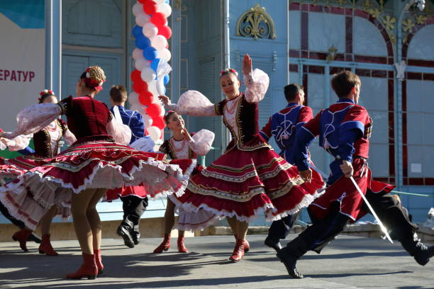 la danse cosaque en vêtements traditionnels. pyatigorsk, russie - traditional dancing photos et images de collection