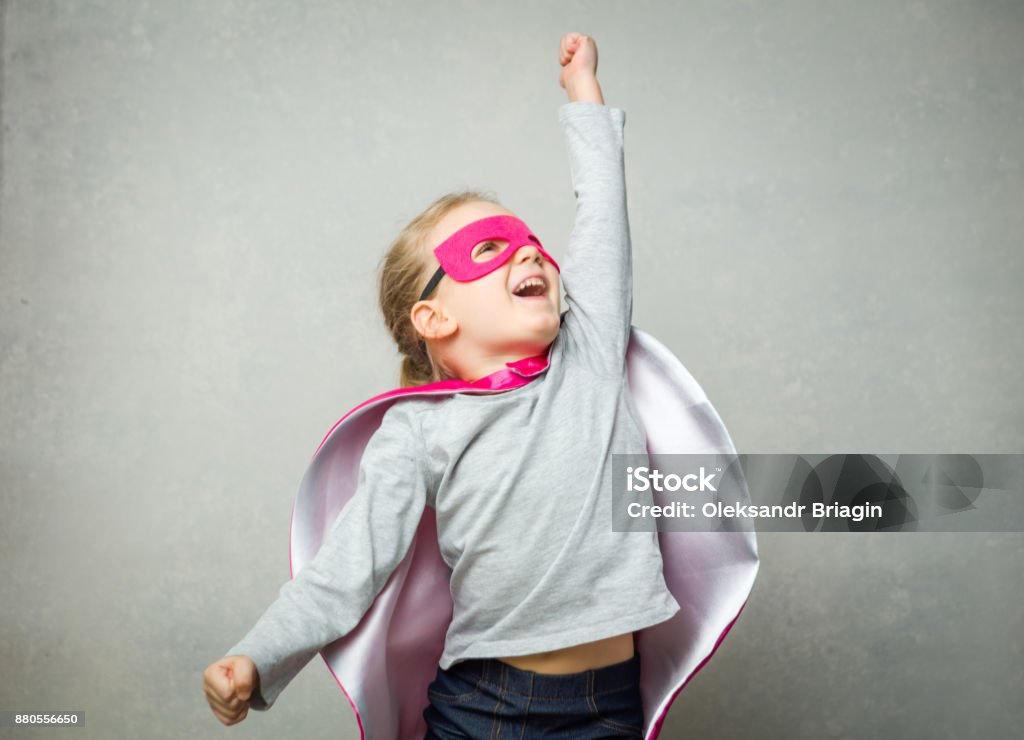 Kleines Mädchen, die vorgibt, dass sie fliegt, trägt einen Umhang und Maske - Lizenzfrei Kind Stock-Foto