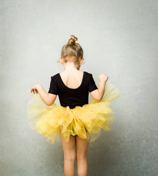 niña con tutu leotardo y tul visto desde atrás - ballet dress studio shot costume fotografías e imágenes de stock