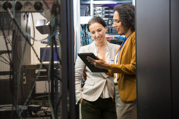 profissionais de ti a ter reunião na sala do servidor - data center computer programmer women - fotografias e filmes do acervo