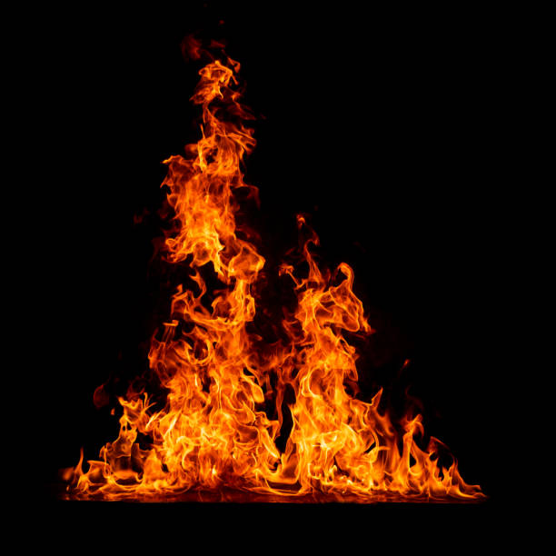 płonący ogień z refleksem odizolowanym na czarnym tle - natural phenomenon zdjęcia i obrazy z banku zdjęć