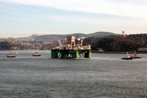 Photo of An oil platform is passing by the Istanbul bosphorus with four coast guards