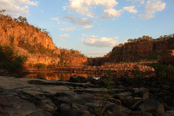 felsen und klippen bei sonnenuntergang - darwin northern territory australia sunset stock-fotos und bilder