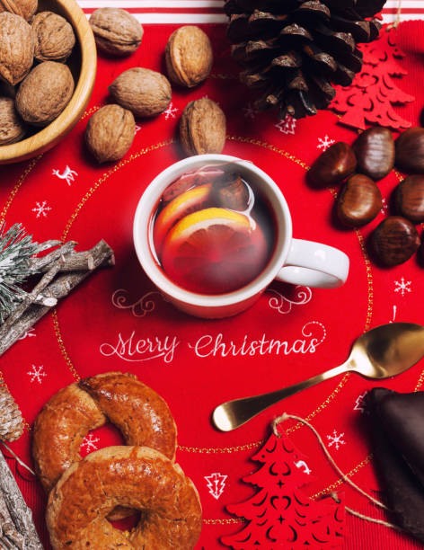 크리스마스 테이블에 뜨거운 차 한잔입니다. - embolo 뉴스 사진 이미지