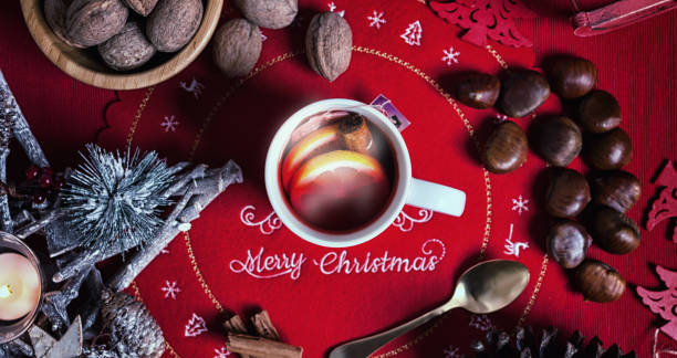 크리스마스 테이블에 뜨거운 차 한잔입니다. - embolo 뉴스 사진 이미지