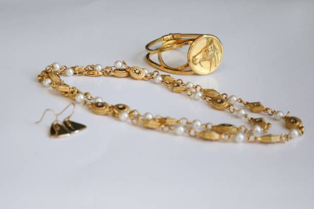 istock Set of Gold Jewelry 880720552
