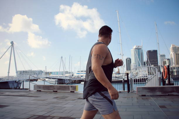 pacific islander człowiek działa w urban cityscape sceny - running jogging urban scene city life zdjęcia i obrazy z banku zdjęć