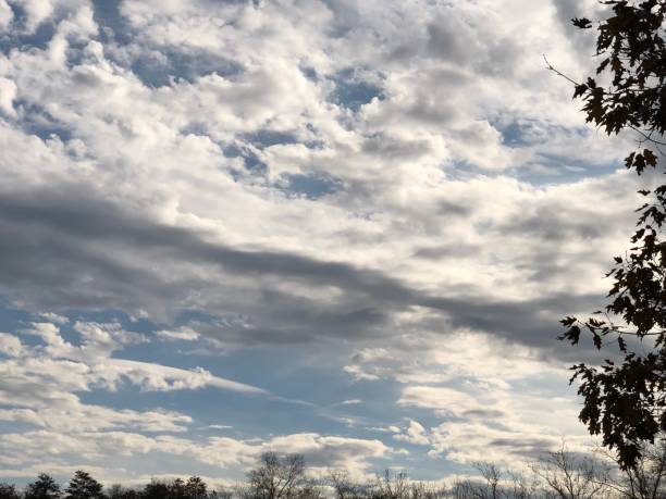 雲から、秋の空を移動 - white cloud mountains ストックフォトと画像