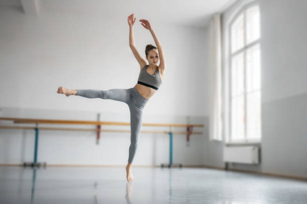 teenager-mädchen tanzen ballett im studio - dancing school stock-fotos und bilder