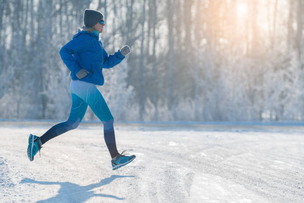 冬のジョギング - 冬の雪の中で実行しています。健康的なライフ スタイル。 - scoring run ストックフォトと画像