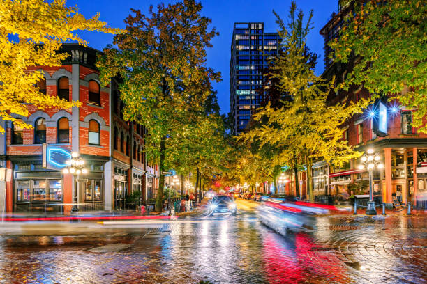 à noite na rua, na parte velha da cidade grande - downtown vancouver - fotografias e filmes do acervo