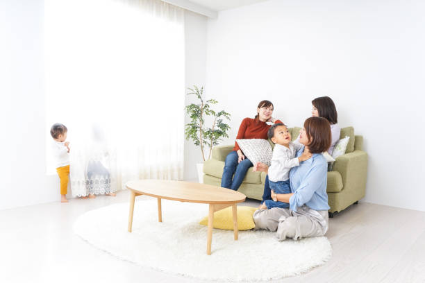 istock Women neighborhood image 880792222