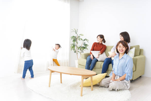 istock Women neighborhood image 880792254