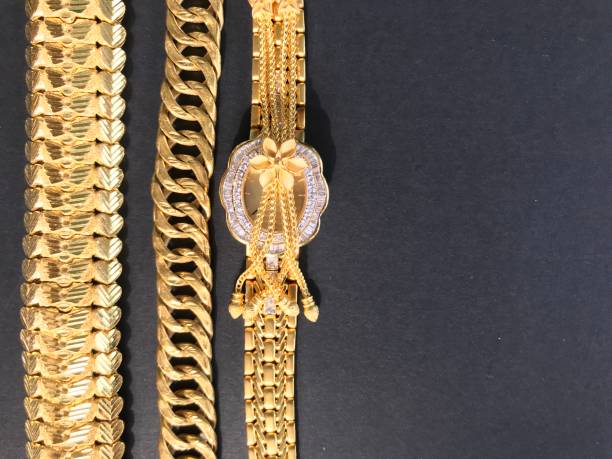 złoty naszyjnik osobisty akcesoria - personal accessory fashion bracelet necklace zdjęcia i obrazy z banku zdjęć