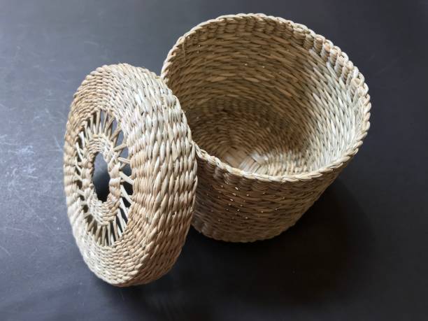 istock Weave round basket with cover 880807606