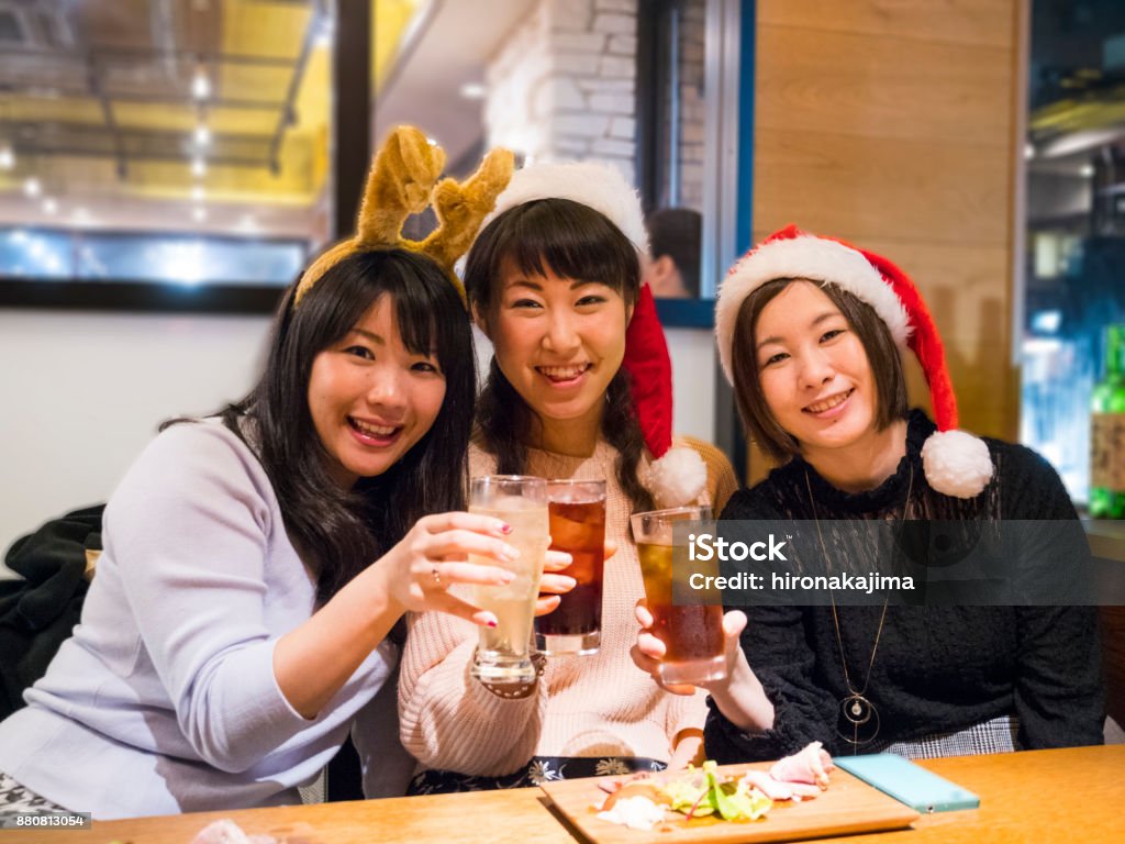 日本の若い女性たちは食べたり飲んだり。 - 25-29歳のロイヤリティフリーストックフォト