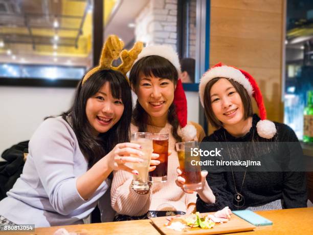日本の若い女性たちは食べたり飲んだり - 25-29歳のストックフォトや画像を多数ご用意 - 25-29歳, 30-34歳, イルミネーション