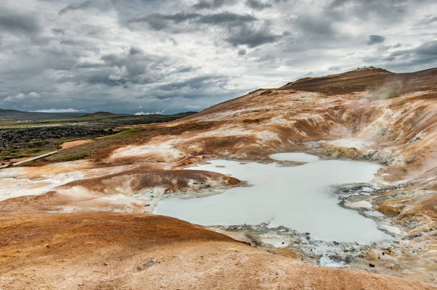 solfatares sul vulcano krafla in islanda - islande foto e immagini stock