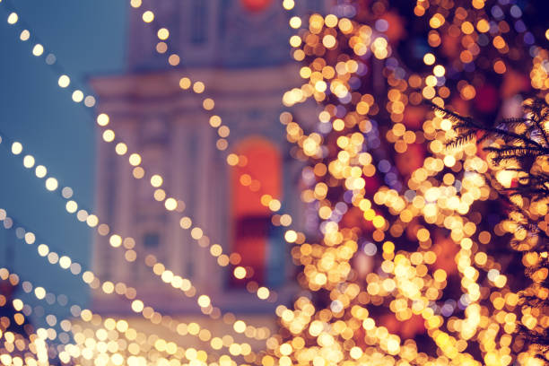 luces del árbol de navidad desenfocada - holiday lights fotografías e imágenes de stock