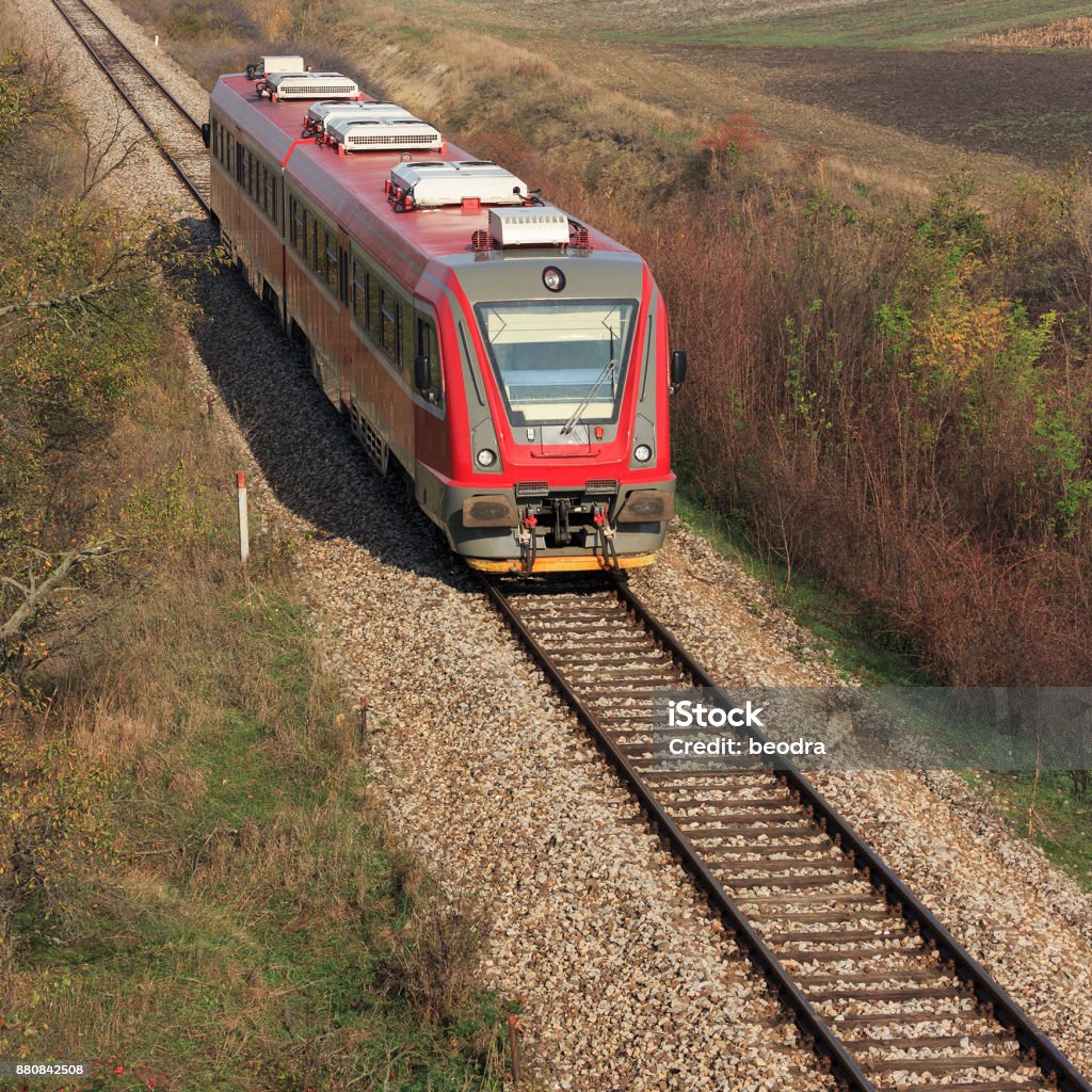 Roter Zug auf den Schienen - Lizenzfrei Eisenbahn Stock-Foto