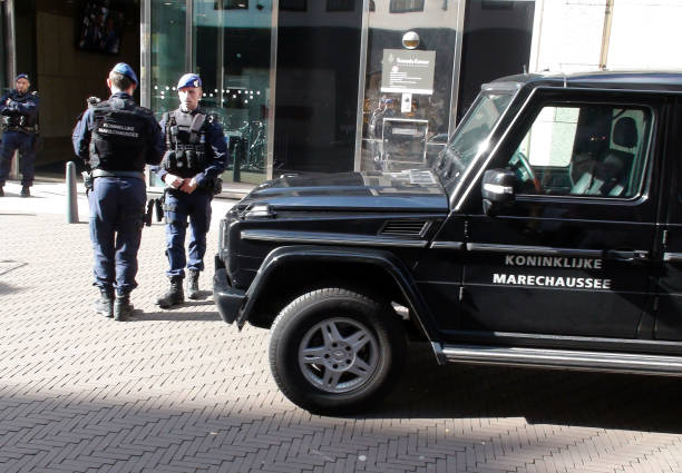 holanda policía militar oficiales de pie en frente del parlamento edificio en la haya holanda - bullet belt ammunition cartridge fotografías e imágenes de stock